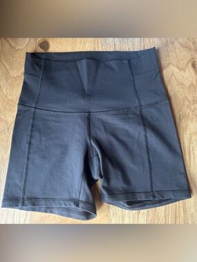 Lululemon High-Waist Black Women’s Bike/Yoga Shorts w/ waistband pockets